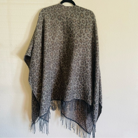 Woolrich woman’s cheetah print shall poncho one size fringe gray winter throw - Picture 3 of 8